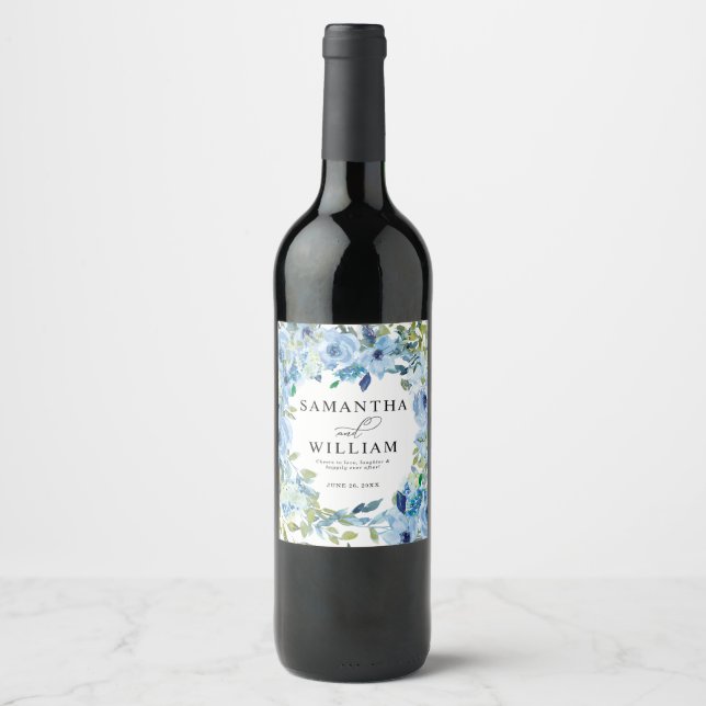 Elegant dammig blå blomsterlig vigselinbjudan vinflaska etikett (Framsida)