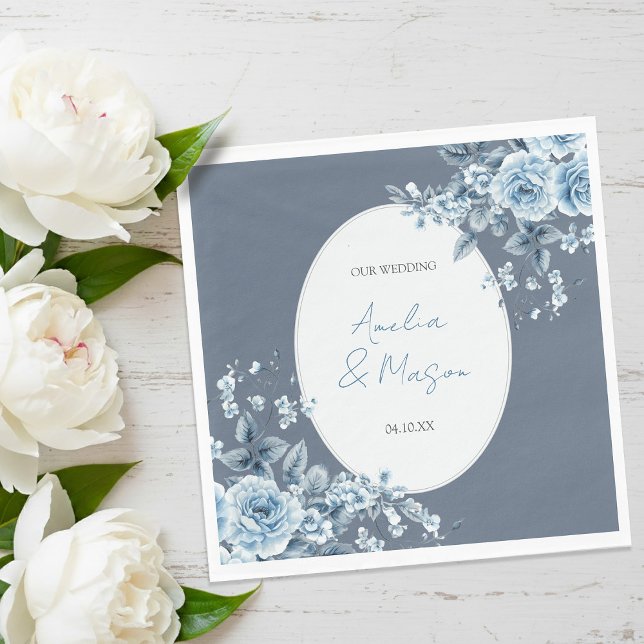 Elegant dammig blå blomsterram bröllop  pappersservett (Elegant Dusty Blue Floral Script Wedding Napkins)