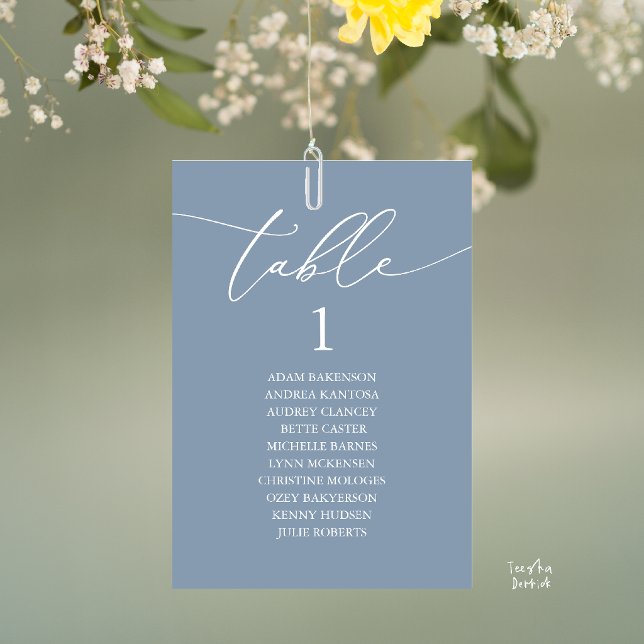Elegant dammig blå bröllopsbord placeringskarta bordsnummer (Elegant Wedding Dinner Table Hanging Seating Chart Card, with Table Number Guest Names Dusty Blue)
