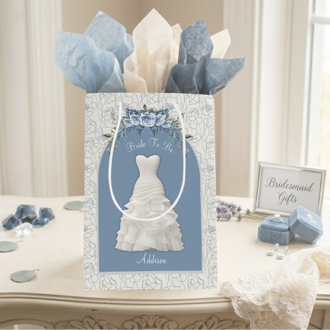 Elegant dammig blå brud att bli medium presentpåse (Elegant dusty blue Bride To Be gift bag personalized luxury wedding wrap with custom name)
