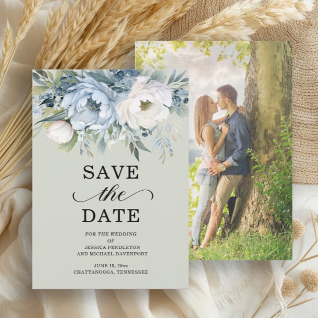 Elegant dammig blå elfenbensvit blomster- salvia g spara datumet (Dusty blue and white floral on sage green wedding Save the Date photo card)