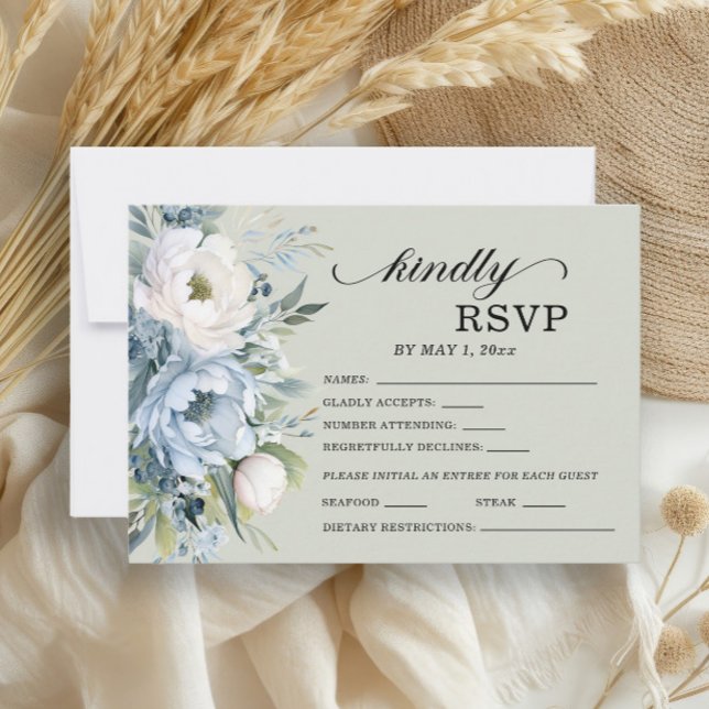 Elegant dammig blå elfenbensvitt blomster- sagegrö OSA kort (Dusty blue and white watercolor floral on sage green wedding RSVP card.)