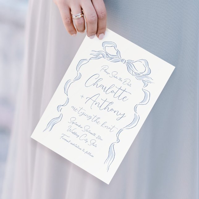 Elegant dammig blå handritad slinga spara datumet (Elegant Dusty Blue Hand Drawn Bow Save The Date)