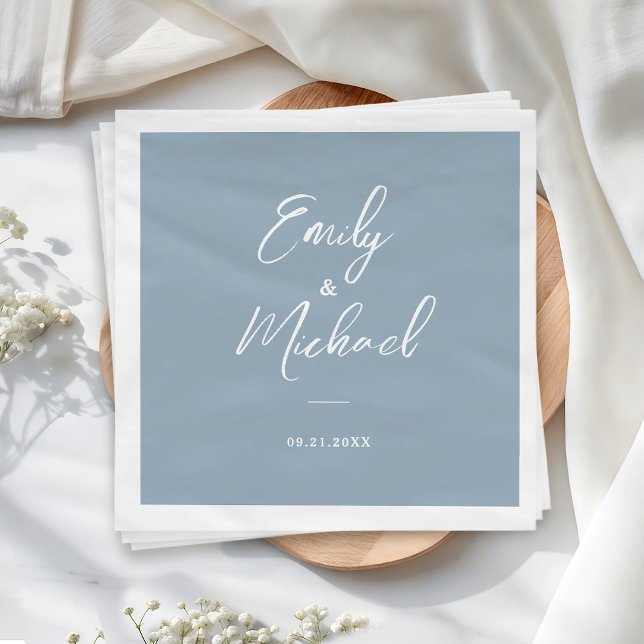 Elegant dammig blå kalligrafi namn bröllop pappersservett (Elegant calligraphy script on a soft dusty blue background - the perfect touch for your special day)