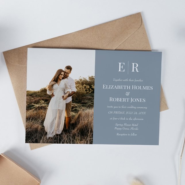 Elegant dammig blå monogram specialbeställd foto b inbjudningar (Elegant Dusty Blue Monogram Custom Photo Wedding Invitation on white table with neutral decoration.)