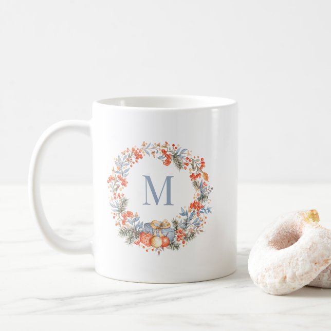 Elegant dammig blå monogramkrans jul kaffemugg (Med munk)