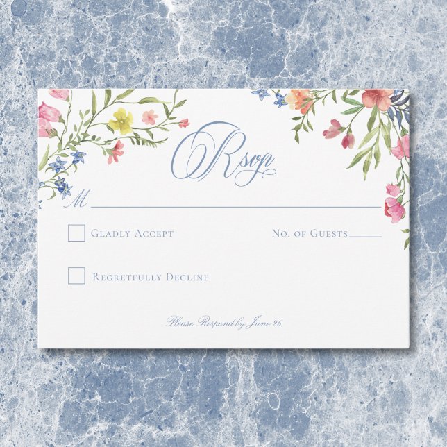 Elegant dammig blå pastell vildblomma vapen Bröllo OSA Kort (Elegant Dusty Blue Pastel Wildflower Crest Wedding RSVP Card)