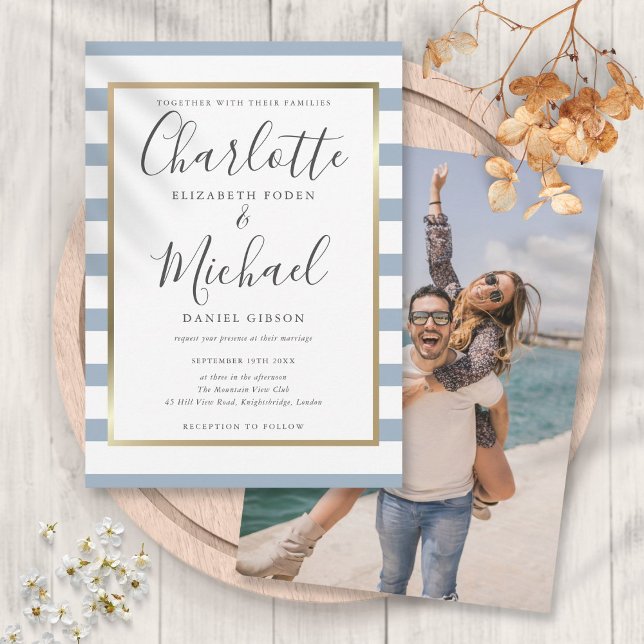Elegant dammig blå randig script foto bröllop inbjudningar (Elegant Dusty Blue Stripe Script Photo Wedding Invitation)