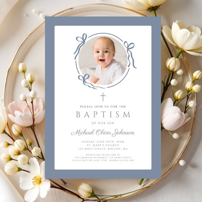 Elegant dammig blå rosett foto dop inbjudningar (Elegant Dusty Blue Bow Photo Baptism Invitation)