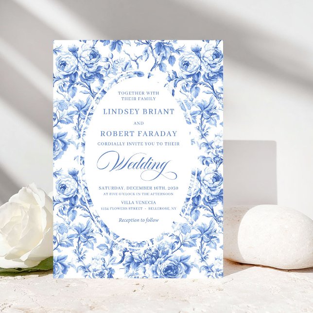 Elegant dammig blå Toile de Jouy blommande bröllop Inbjudningar (Elegant Dusty Blue Toile de Jouy Floral Wedding Invitation)