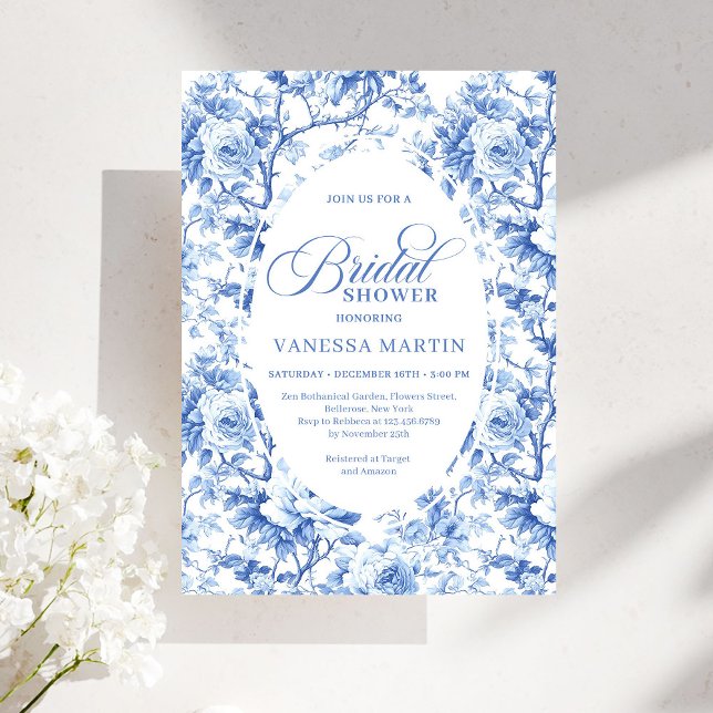 Elegant dammig blå Toile de Jouy bröllopsdusch  Inbjudningar (Elegant Dusty Blue Toile de Jouy Bridal Shower Invite)