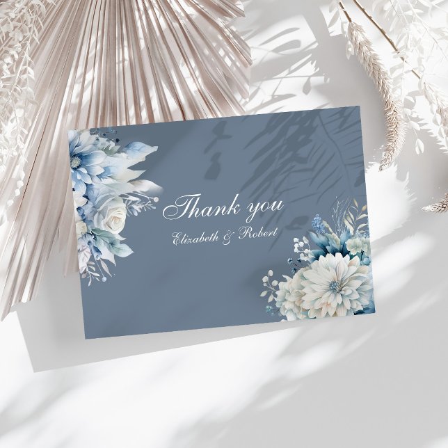 Elegant dammig blå vildblomma bröllop tack kort (Elegant Dusty Blue Wildflower Wedding Thank You Card on a sunny table with botanical decoration)