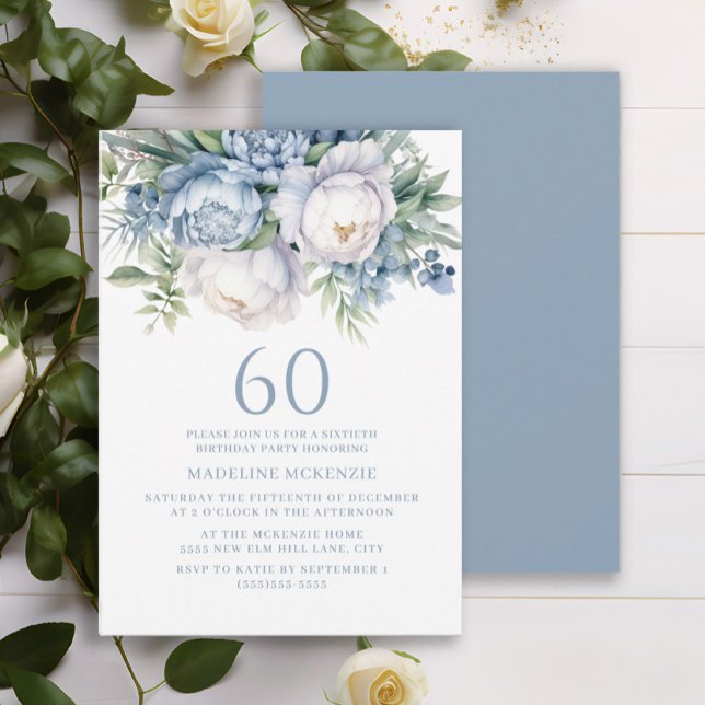 Elegant dammig blå vit blomstergivare 60-årsfirand inbjudningar (Dusty blue and white floral 60th birthday party invitation)