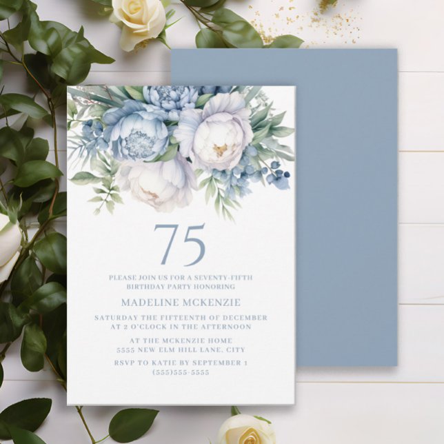 Elegant dammig blå vit blomstergivare 75-årsdag inbjudningar (Dusty blue and white watercolor floral 75th birthday party invitation)