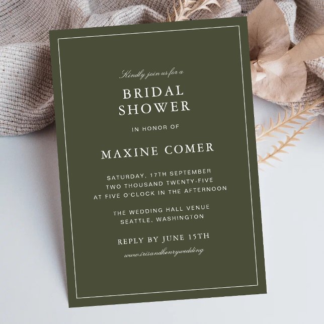 Elegant dammig grön script klassisk bröllopsdusch inbjudningar (Elegant dusty green bridal shower invitation sets a warm tone for her special day.)