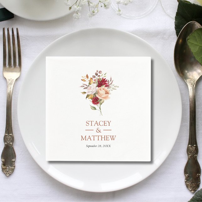 Elegant Dammig Röd Rosa Ros Blommig Bröllop Pappersservett (Elegant dusty red pink rose floral wedding napkins add romantic vintage charm to receptions.)
