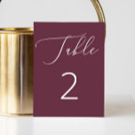 Elegant Deep Burgundy Script Minimalist Bröllop Bordsnummer<br><div class="desc">Det här bordsnumret i elegant bröllop har en djup burgundär bakgrund med ett känsligt skript i vitt, skapar en slående kontrast som känns både romantisk och förfinad. Den röda nyansen från rik vin ger värme och djup till din bord-dekoration, skapar den särskilt väl lämpad för höst- och vinterbröllop, kvällsmottagningar eller...</div>