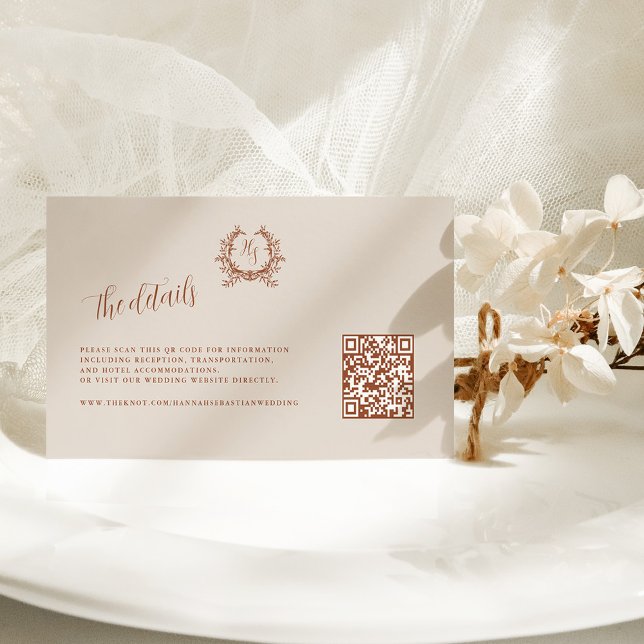 Elegant Details Monogram Vapensköld QR Code Bröllo Tilläggskort (Skapare uppladdad)
