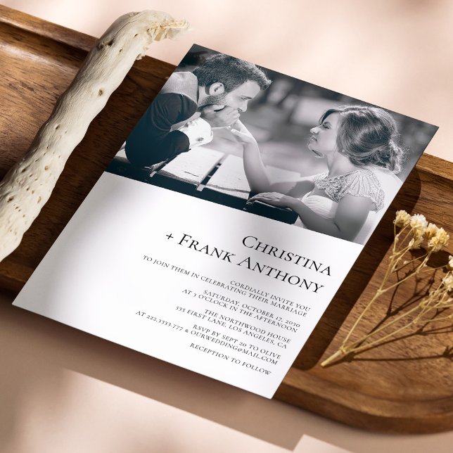 Elegant diagonalt foto med svart serif Bröllop Inbjudningar (Elegant Diagonal Photo with Black Serif Wedding Invitation)