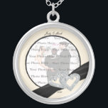 Elegant Diamond Black Ribbon Silver Round Necklace Silverpläterat Halsband<br><div class="desc">Anpassa det här söt halsbandet att ha som bröllopsfavörer på bröllopsmottagningen eller att ha en själv som en hågkomst till din speciella dag. Detta halsband är också perfektens gåva till bruden på hennes möhippa. Anpassa genom att lägga till fotot och ändra texten i fält. Du kan ändra teckensnittet stil, storlek...</div>