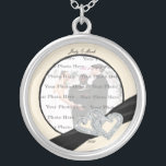 Elegant Diamond Black Ribbon Silver Round Necklace Silverpläterat Halsband<br><div class="desc">Anpassa det här söt halsbandet att ha som bröllopsfavörer på bröllopsmottagningen eller att ha en själv som en hågkomst till din speciella dag. Detta halsband är också perfektens gåva till bruden på hennes möhippa. Anpassa genom att lägga till fotot och ändra texten i fält. Du kan ändra teckensnittet stil, storlek...</div>