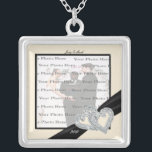 Elegant Diamond Black Ribbon SilverSquare Necklace Silverpläterat Halsband<br><div class="desc">Anpassa det här söt halsbandet att ha som bröllopsfavörer på bröllopsmottagningen eller att ha en själv som en hågkomst till din speciella dag. Detta halsband är också perfektens gåva till bruden på hennes möhippa. Anpassa genom att lägga till fotot och ändra texten i fält. Du kan ändra teckensnittet stil, storlek...</div>