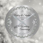 Elegant Diamond Jubilee 60:e Bröllop-årsdagen Rund Klocka<br><div class="desc">Den här 60:e årsdagen för bröllop-elegansen i ramar har en unik skalopad diamantdesign med centerdroppdiamant med faux-tillagda gnistor på en silver färgad-övertoning. Ursprunglig design efter Helgdag Hearts Designs (reserverade höger). Observera att alla varningstexter är tryckta och endast får förekomma så reellt som möjligt i en platt, tryckt design. Detta omfattar...</div>