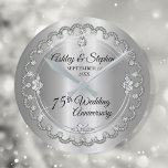 Elegant Diamond Jubilee 75:e Bröllop-årsdagen Rund Klocka<br><div class="desc">Den opulenta elegansen ramar denna 75:e-bröllop-årsdag formger en unik skalopad diamantdesign med centerdroppdiamant med faux-tillagda gnistor på en silver-färgad-övertoning. Ursprunglig design efter Helgdag Hearts Designs (reserverade höger). Observera att alla varningstexter är tryckta och endast får förekomma så reellt som möjligt i en platt, tryckt design. Detta omfattar alla metalliska gradienter...</div>