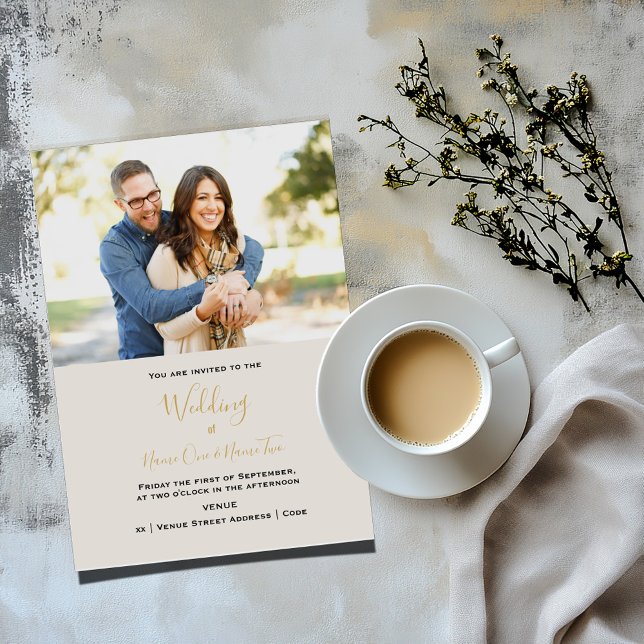 Elegant din romantiska inbjudan till fotobröllop (Wedding invitation photo card with gold and black text on a light background)