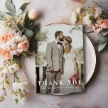 Elegant djärv modern text bröllop vykort<br><div class="desc">en elegant men ändå enkel vit textdesign med ett fet utseende och ett underbart foto. Bilden och texten kan vara personlig.</div>