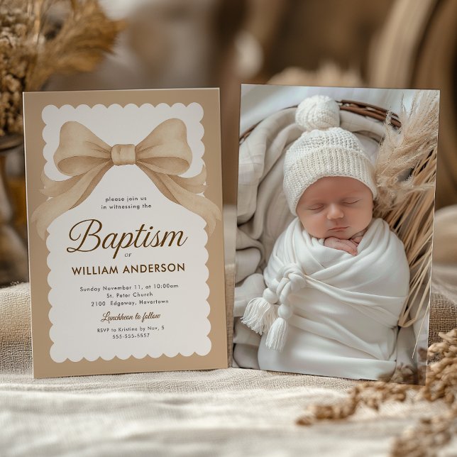 Elegant dopinbjudan med beige band och kors inbjudningar (Baptism invitation with beige bow and knit cap, soft neutral tones for a serene look.)