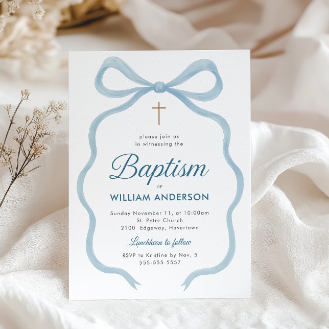 Elegant dopinbjudan med blå rosett och kors inbjudningar (Classic Baptism invitation with blue bow and cross on soft fabric backdrop.)