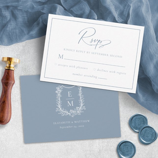 Elegant Dusty Blue Blommigt Bröllop Monogram Vapen OSA Kort (Skapare uppladdad)