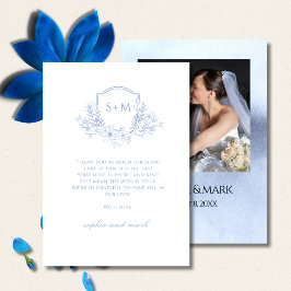 Elegant Dusty Blue Blommigt Monogram Vapensköld Br Tack Kort