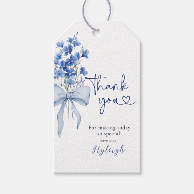 Elegant Dusty Blue Blommigt Ribbon Möhippa Tack Presentetikett (Framsidan)