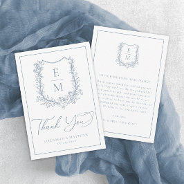 Elegant Dusty Blue Blommigt Vapensköld Monogram Br Tack Kort