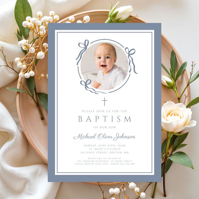 Elegant Dusty Blue Bow Boy Photo Baptism Inbjudningar (Elegant Dusty Blue Bow Boy Photo Baptism Invitation)