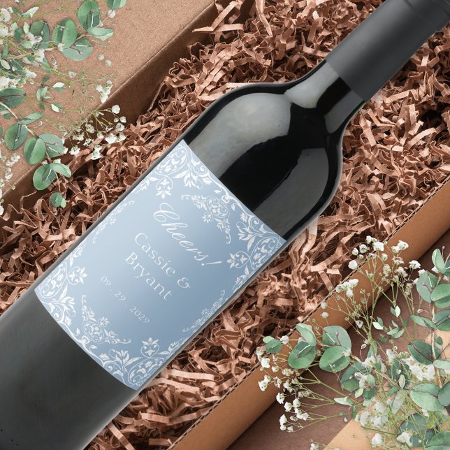 Elegant Dusty Blue Chic Cheers Snyggt Bröllop Vinflaska Etikett (Elegant dusty blue and white wedding cheers wine bottle labels with bride and groom name with date)
