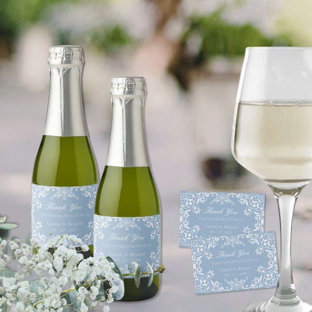Elegant Dusty Blue Chinoiserie Bröllop Tack (elegant dusty blue and white coastal chic wedding thank you labels for sparkling wine champagne)