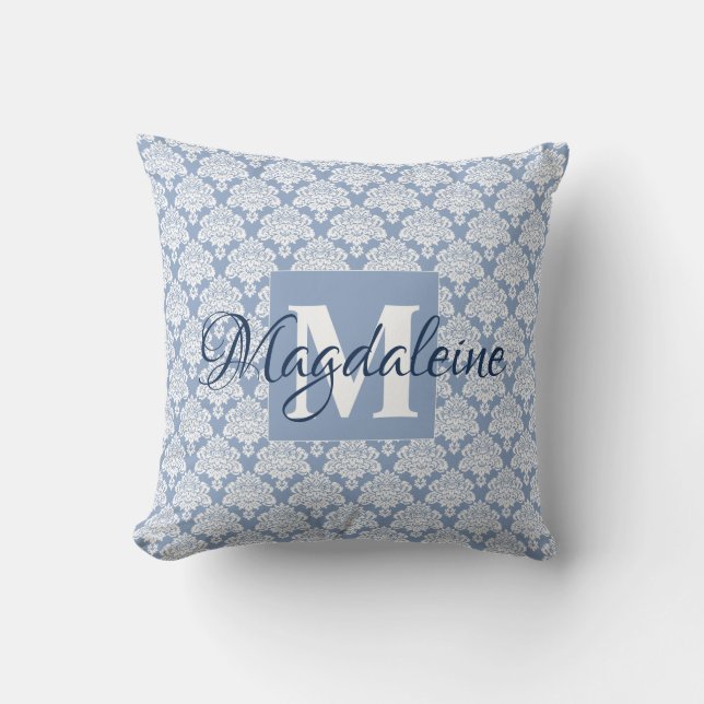 Elegant Dusty Blue Damask Monogram och Namn Kudde (Framsida)