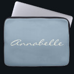 Elegant Dusty Blue Handskriftlig Namn-Anpassningsb Laptop Fodral<br><div class="desc">Den här bärbara anpassningsbarna fodral har ditt namn i ett vackert handskrivet skript med text på en snyggt Dusty Blue-bakgrund. Underbar presentidé.</div>