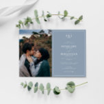 Elegant Dusty Blue Monogram Simple Photo Bröllop Inbjudningar<br><div class="desc">En elegant unik enkel, minimalistisk, traditionell teracotta Monogram-inbjudan till fotobröllop. Vilket har brinnat orange monogram initialer. Med formellt och professionell vitt skript typografi på klassisk orange med gräns ram. Även ett foto på anpassadet. Prisvärd och digital elektronisk e-inbjudan. All information är anpassade genom att klicka på personaliseringsknappen Ta tag i...</div>