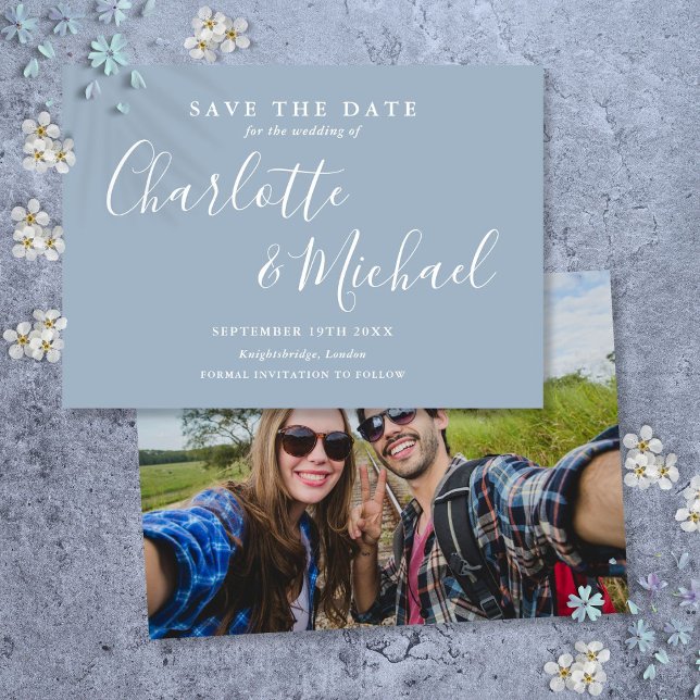 Elegant Dusty Blue Namnteckning skriptfoto Spara Datumet (Elegant Dusty Blue Signature Script Photo Save The Date)