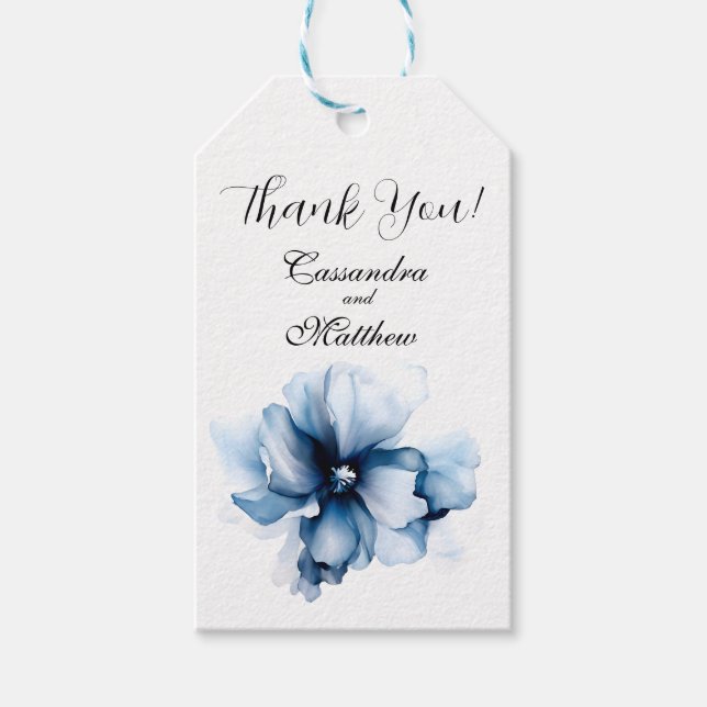 Elegant Dusty Blue Navy Flowers Bröllop Presentetikett (Framsidan)