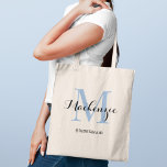 Elegant Dusty Blue Personligt bröllp Bridesmaid Na Tygkasse<br><div class="desc">Elegant personligt bröllp tote-väskan har en personlig monogramtypografi med det moderna kalligrafiskriptet namn och serif monogram inledningsvis i dammiga blå och svarta färg. Innehåller anpassningsbar för en brudens sida-rubrik som "BRIDESMAID" eller annan föredragen ordalydelse.</div>