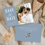 Elegant Dusty Blue Photo Typography Qr Code Script Spara Datumet<br><div class="desc">Er speciella dag förtjänar en inbjudan som fångar skönheten och elegansen i er kärlek-historia. Vår elegant dammiga, blå fototypografi QR-kodskript som sparar datumet är perfektens val till inbjudan dina gäster i stil. Med en fantastisk dammig blå färg och en romantisk typografisk design, kommer vårt sparande av datumkortet att ange tonen...</div>