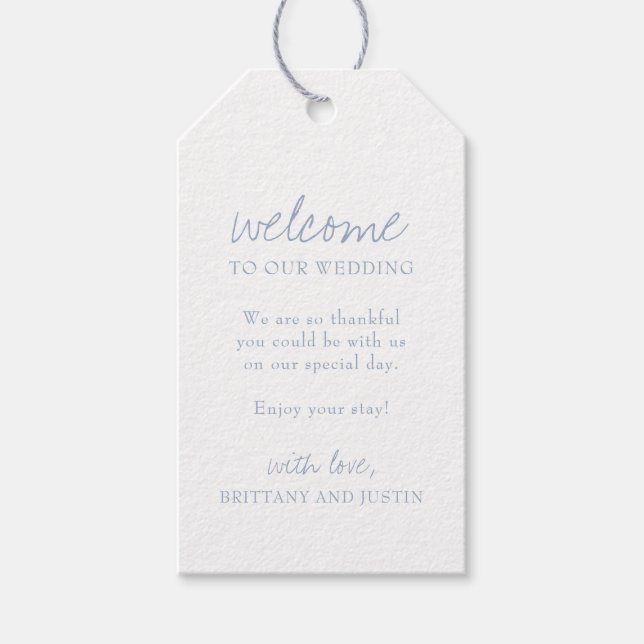 Elegant Dusty Blue Script Bröllop Welcome Gift Mär Presentetikett (Framsidan)