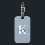 Elegant Dusty Blue Script Monogram Bagagebricka<br><div class="desc">Den här enkla, dammiga eleganten blå bagagetaggen med det första namn i ett trycktecken i trendiget i svart och det första i ett modernt typsnitt i vitt på ena sidan och en bild i kortet för ditt namn, adress och mobilt nummer på den andra sidan skulle se fantastisk ut på...</div>