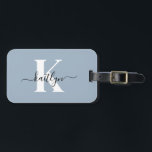 Elegant Dusty Blue Script Monogram Bagagebricka<br><div class="desc">Den här enkla, dammiga eleganten blå bagagetaggen med det första namn i ett trycktecken i trendiget i svart och det första i ett modernt typsnitt i vitt på ena sidan och en bild i kortet för ditt namn, adress och mobilt nummer på den andra sidan skulle se fantastisk ut på...</div>