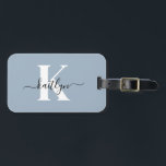 Elegant Dusty Blue Script Monogram Bagagebricka<br><div class="desc">Den här enkla, dammiga eleganten blå bagagetaggen med det första namn i ett trycktecken i trendiget i svart och det första i ett modernt typsnitt i vitt på ena sidan och en bild i kortet för ditt namn, adress och mobilt nummer på den andra sidan skulle se fantastisk ut på...</div>